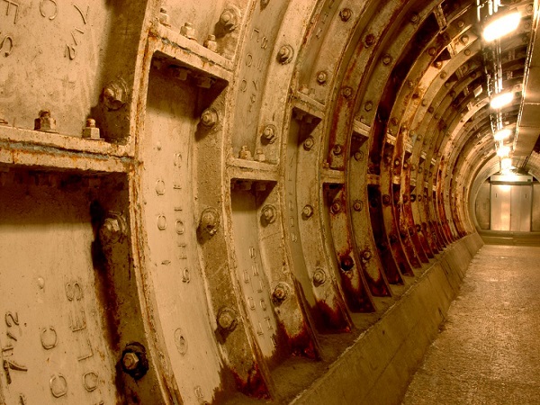 Um túnel por baixo do Rio Tãmisa em Londres